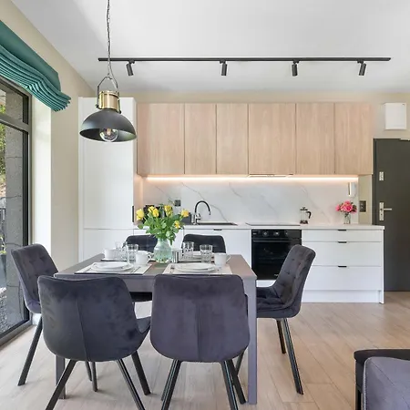 Lägenhet Bright In With Balcony And Parking By Renters