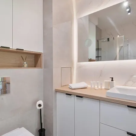 Lägenhet Bright In With Balcony And Parking By Renters *