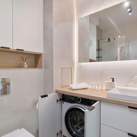 Lägenhet Bright In With Balcony And Parking By Renters